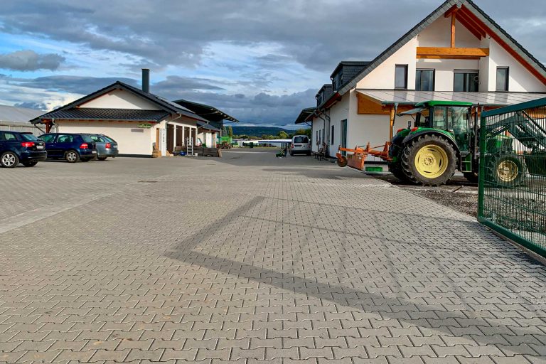 Doppel-T Pflastersteine verlegt am Bauernhof