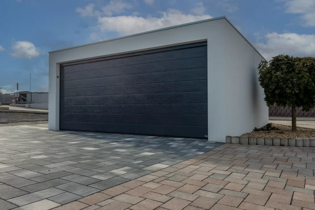 Garage mit Kingsize-Tor