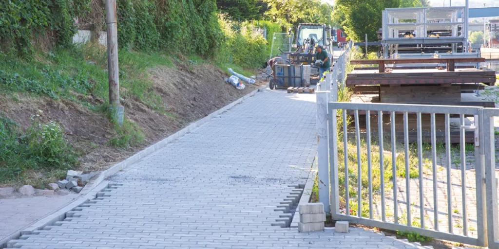 Verlegung von PW Pflastersteinen am Fahrradweg – schnelle Lieferung und maschinelle Verlegung mit Betonwerk Carl Plötner