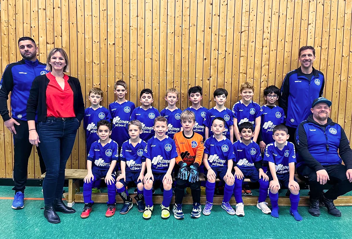 ie F‑Jugend der JSG Bad Breisig präsentiert stolz ihre neuen Trikots vom Sponsor Plötner